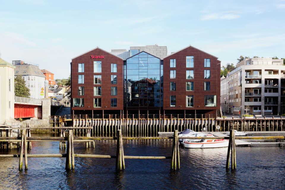 Hotellfasaden sett fra sjøen, Scandic Bakklandet