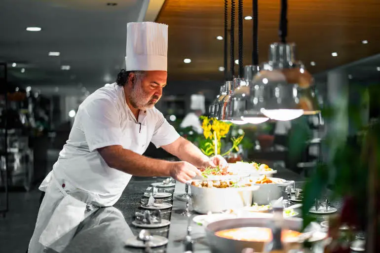 Breakfast chef at the breakfast at Scandic Nidelven