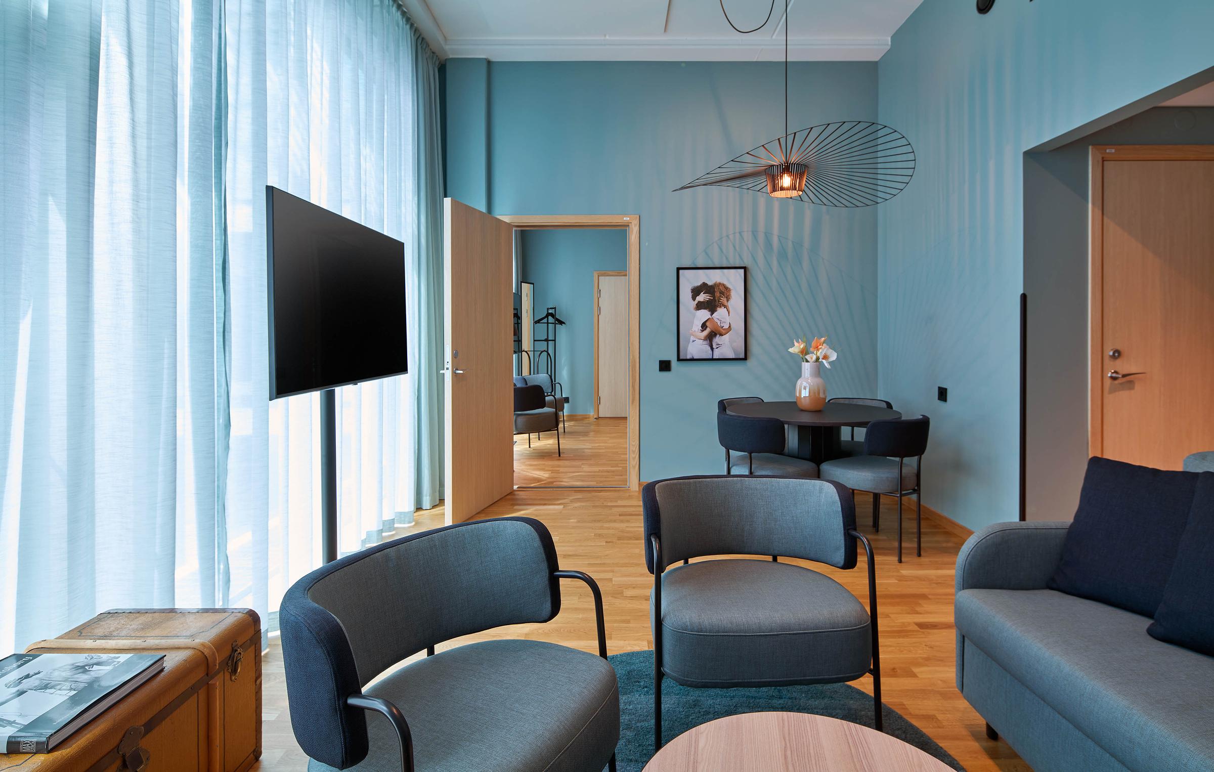seating area in master suite at scandic göteborg central