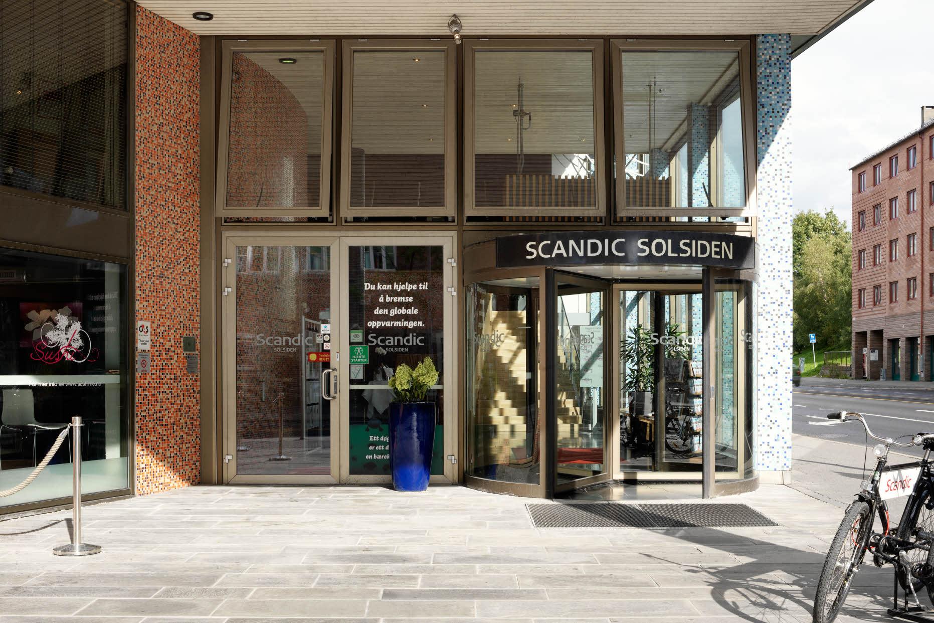 Facade, Entrance