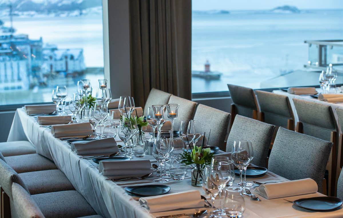Oppdekket bord i restaurant Polarbjørn