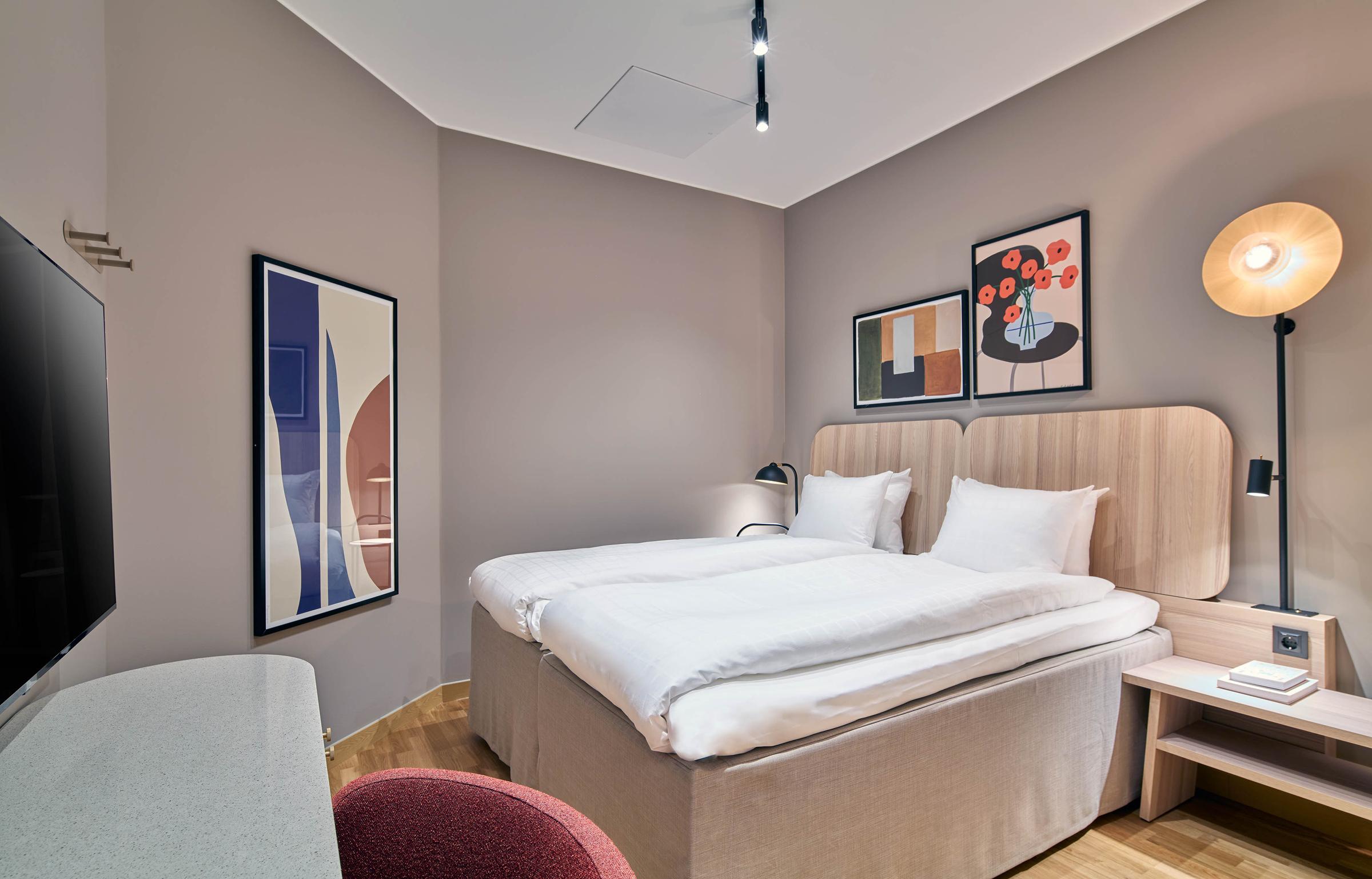 standard room without window at scandic wallin in stockholm