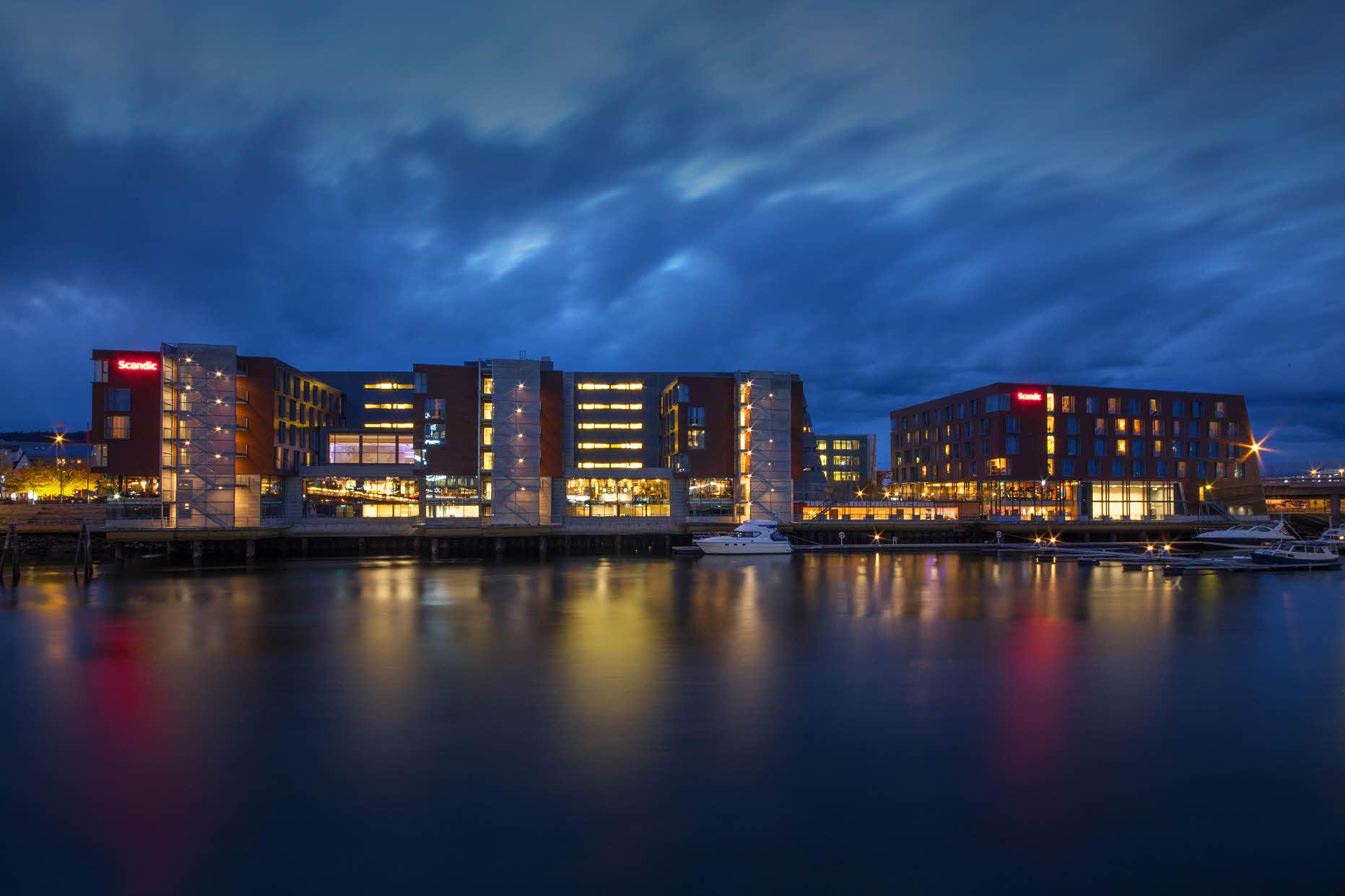 Fasad kväll hotell Scandic Nidelven Trondheim