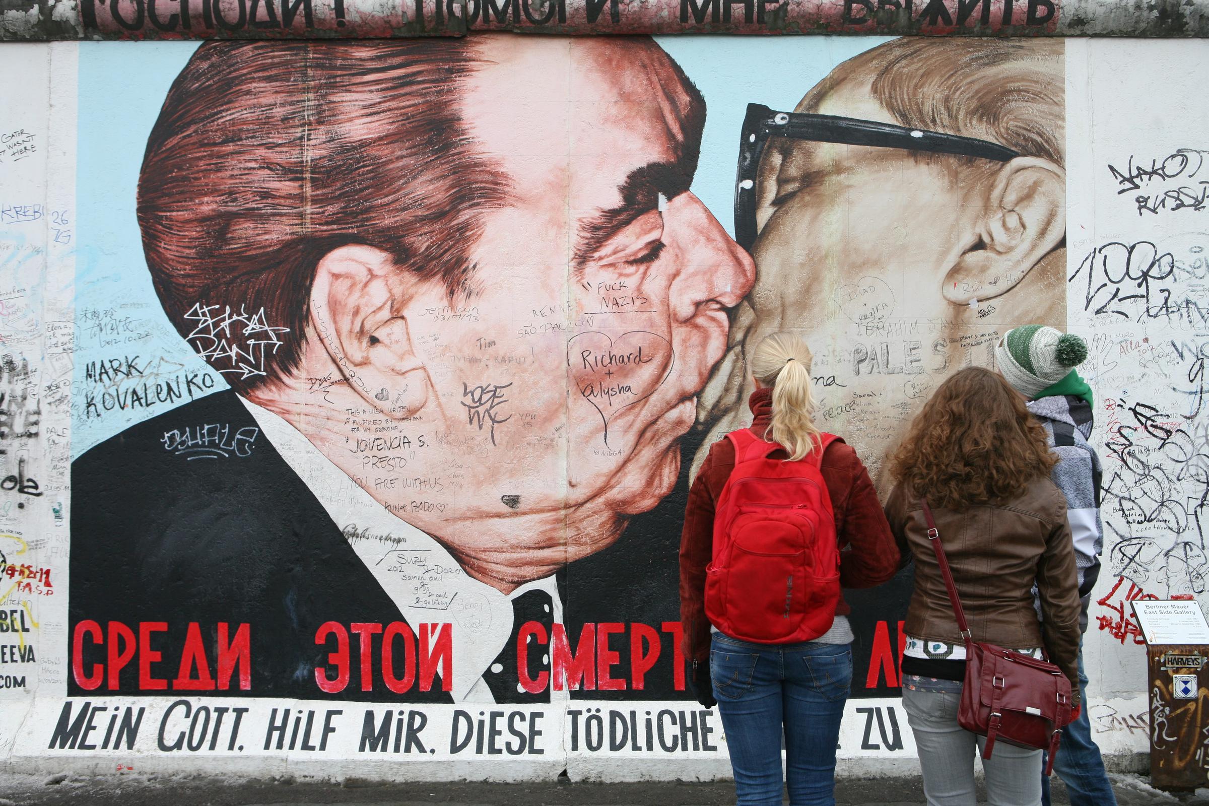 East side gallery, a socialist kiss, Berlin