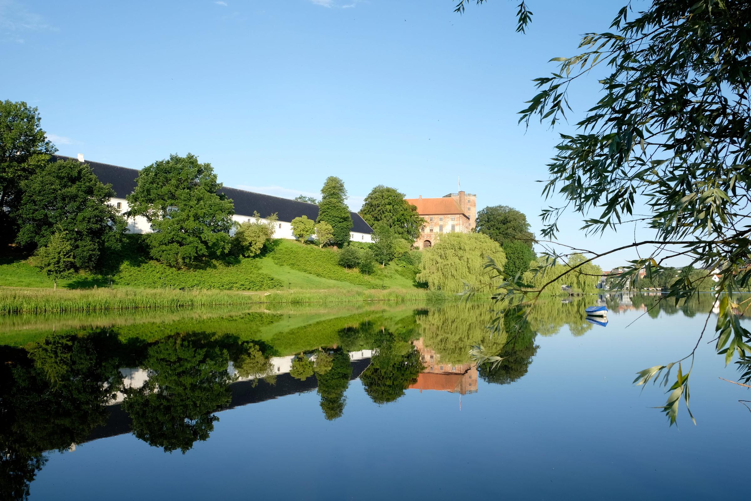 Koldinghus Slot ved Slotssøen i Kolding