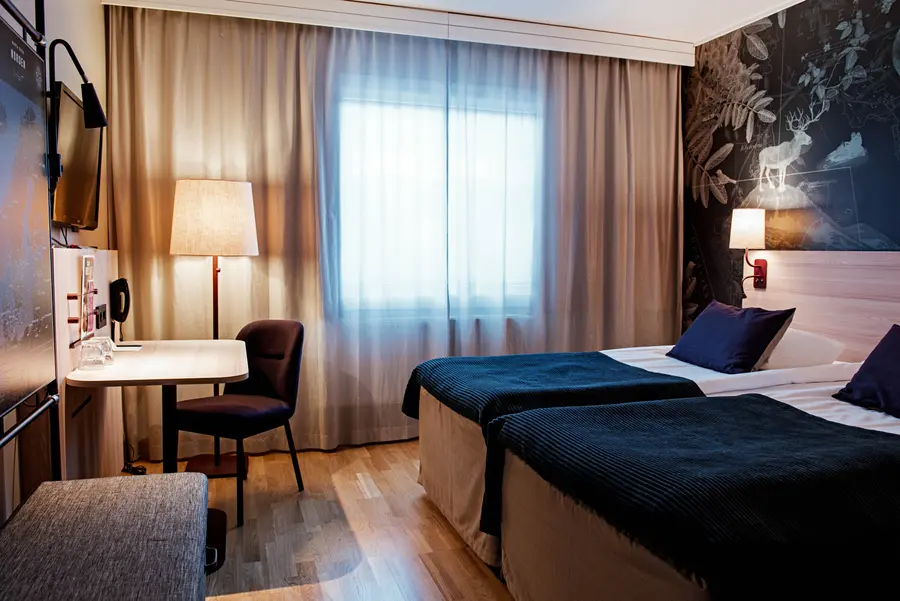 Overview of Standard room twin with beds and desk at Scandic Luleå