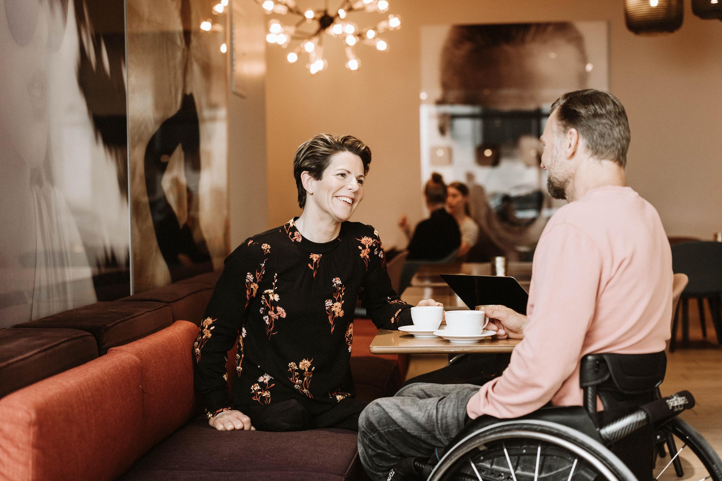 women_and_man_drinking_coffee