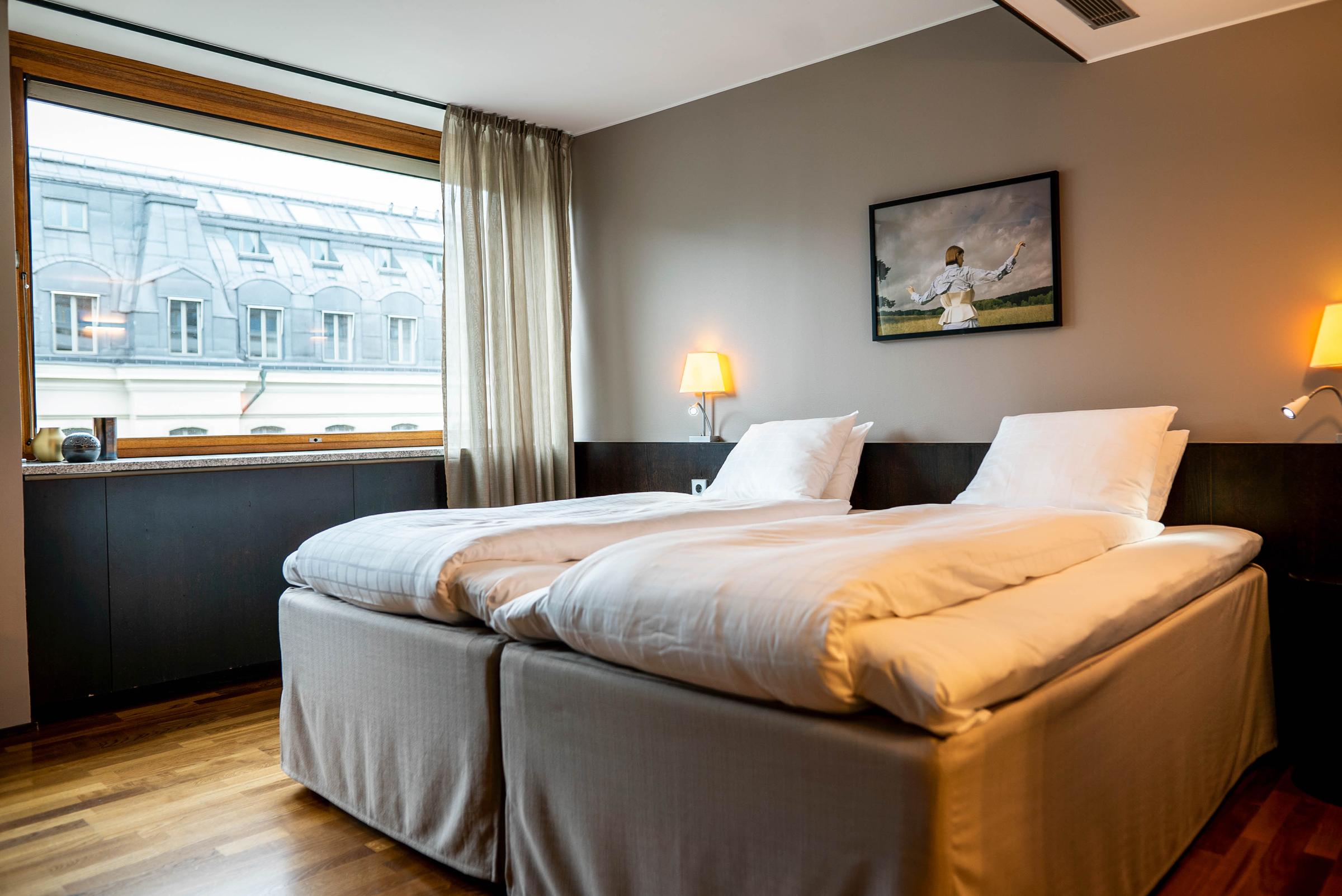 Sängar i standardrum på Scandic Anglais i Stockholm