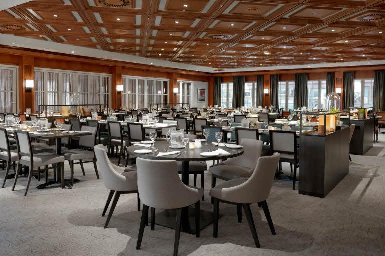 Bord og stoler i restaurant