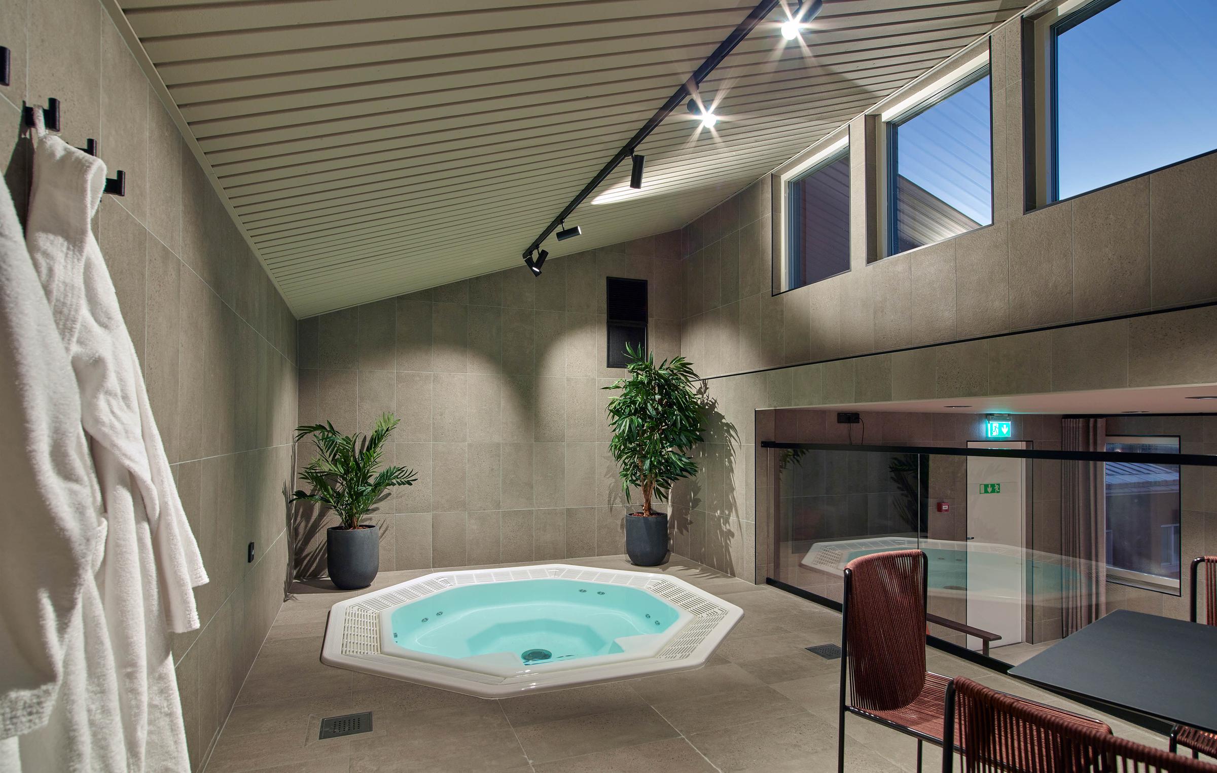 Relax area jacuzzi Scandic Grand Orebro
