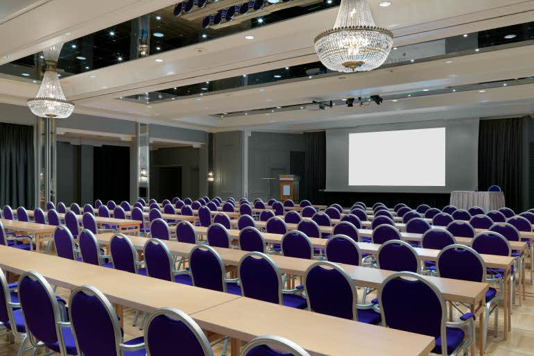 Møterom med lilla stoler