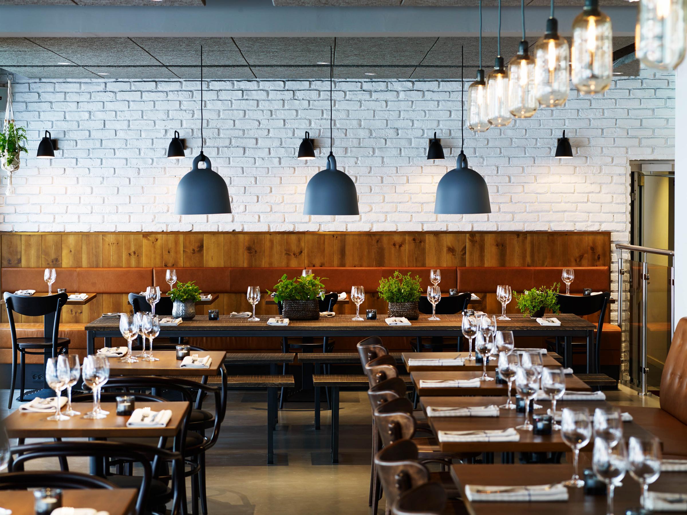 Restaurantbord dekket til middag