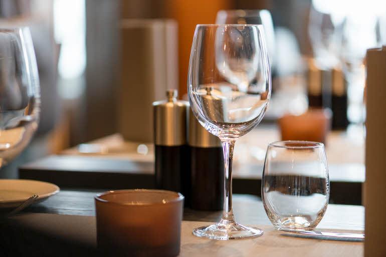Detaljbilde med glass fra restaurantbord