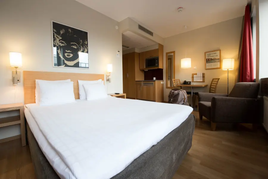 Standard Queen room, bed