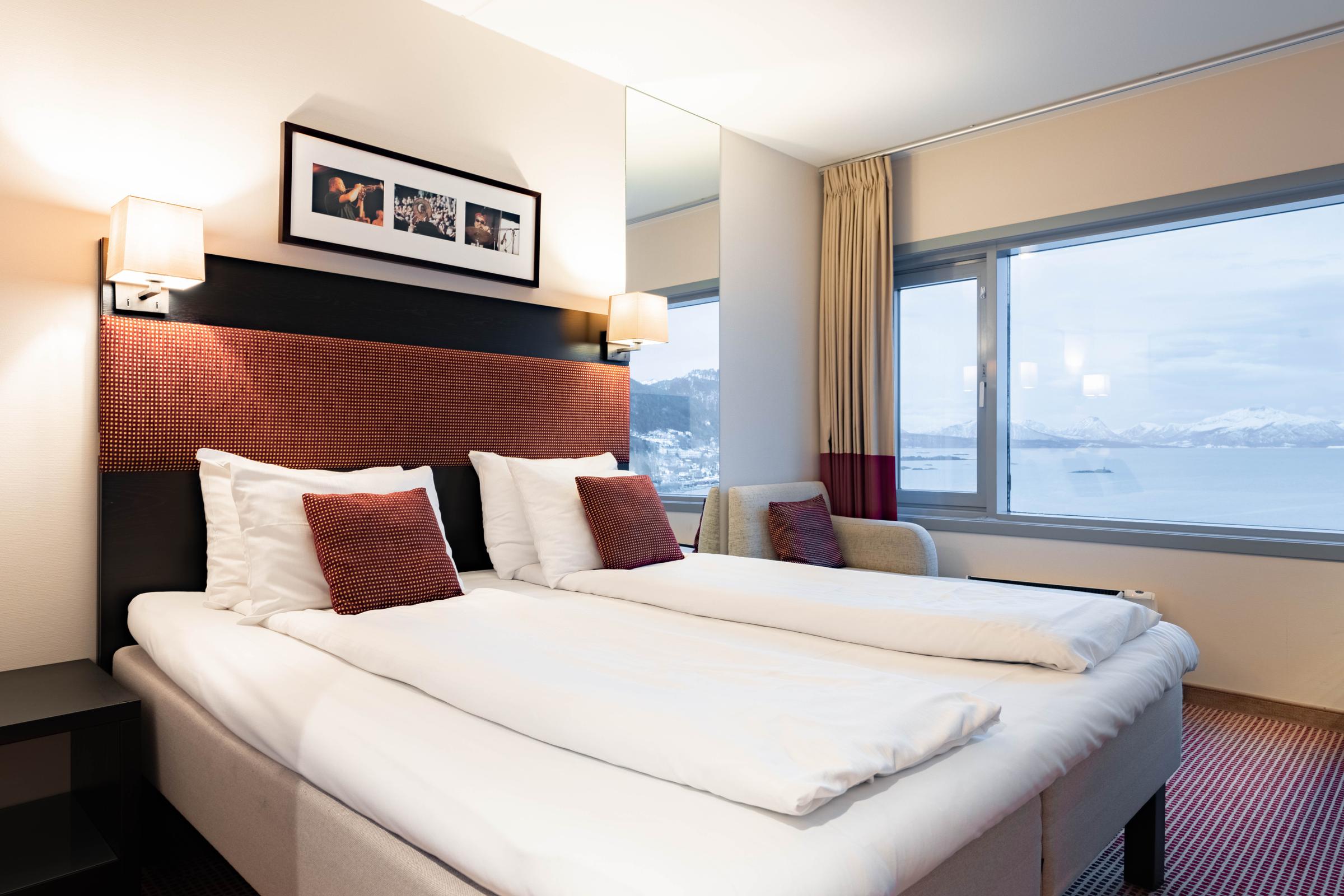 standard king room at scandic seilet in molde
