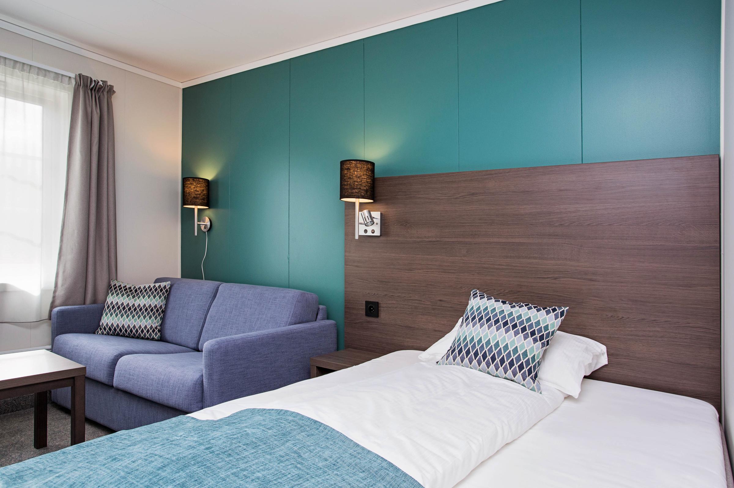 Room Superior bed and sofa