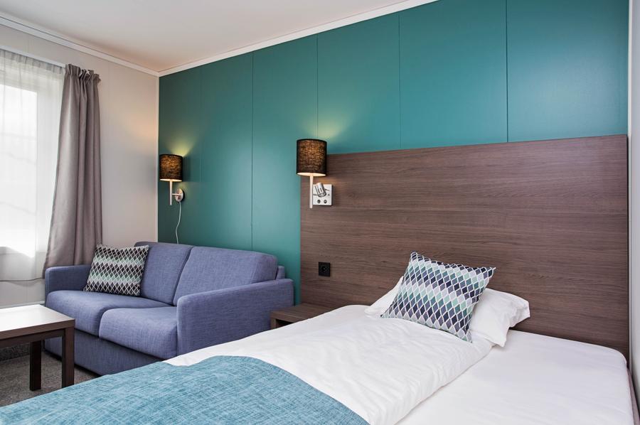 Room Superior bed and sofa