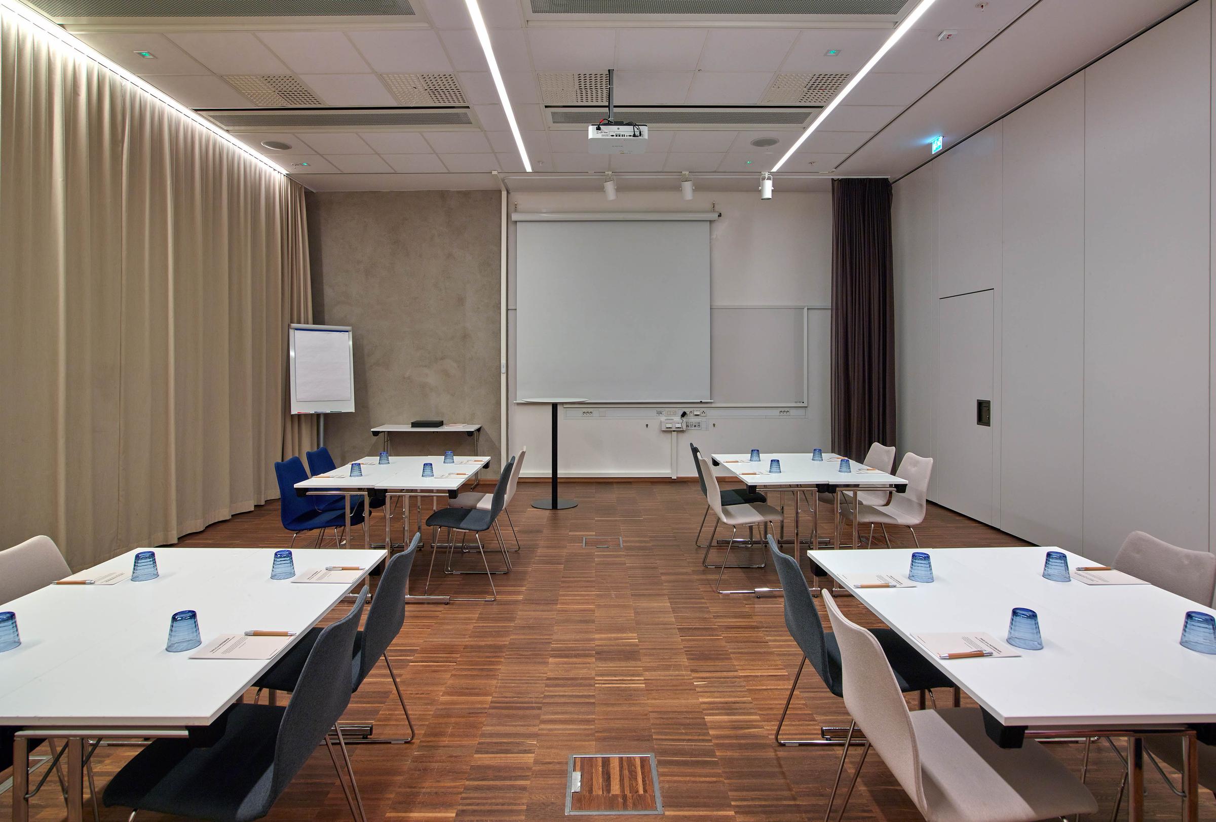 Mötesrum, fyra bord, på Scandic Klara i Stockholm