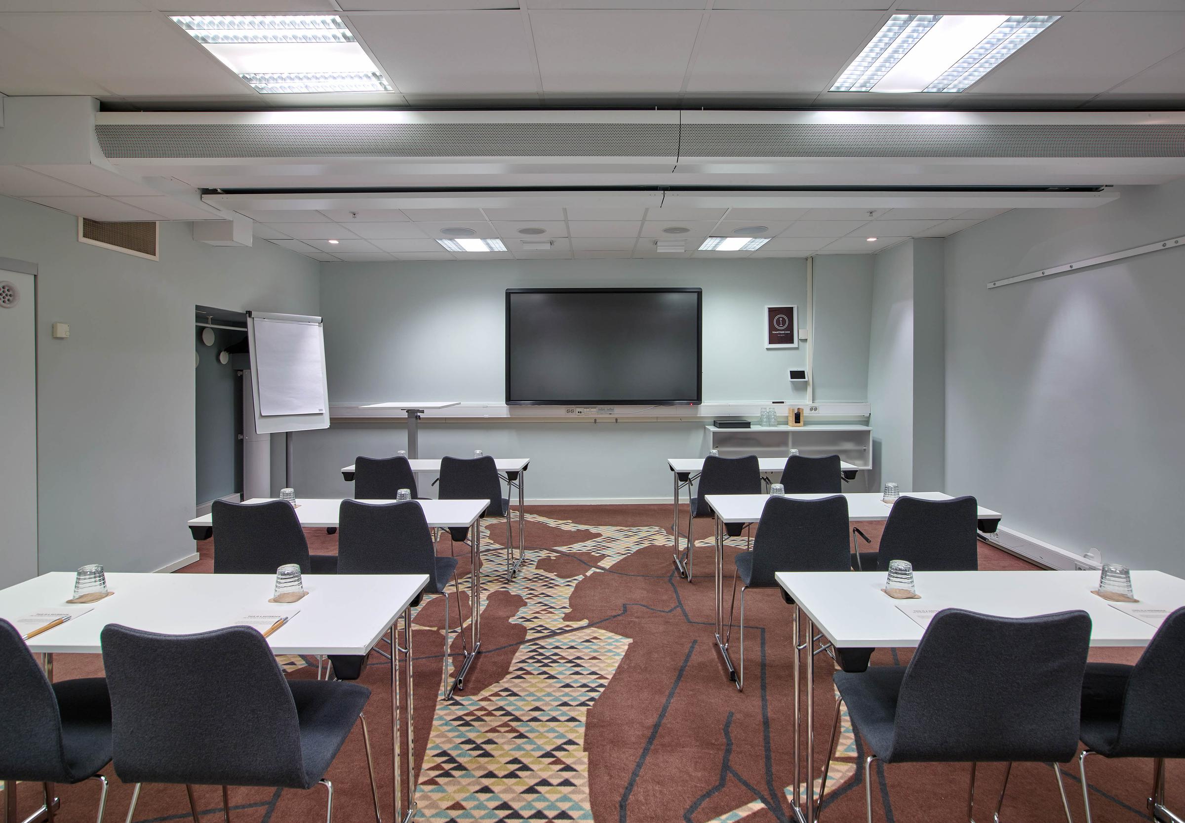 Mötesrum med bord på Scandic Klara i Stockholm