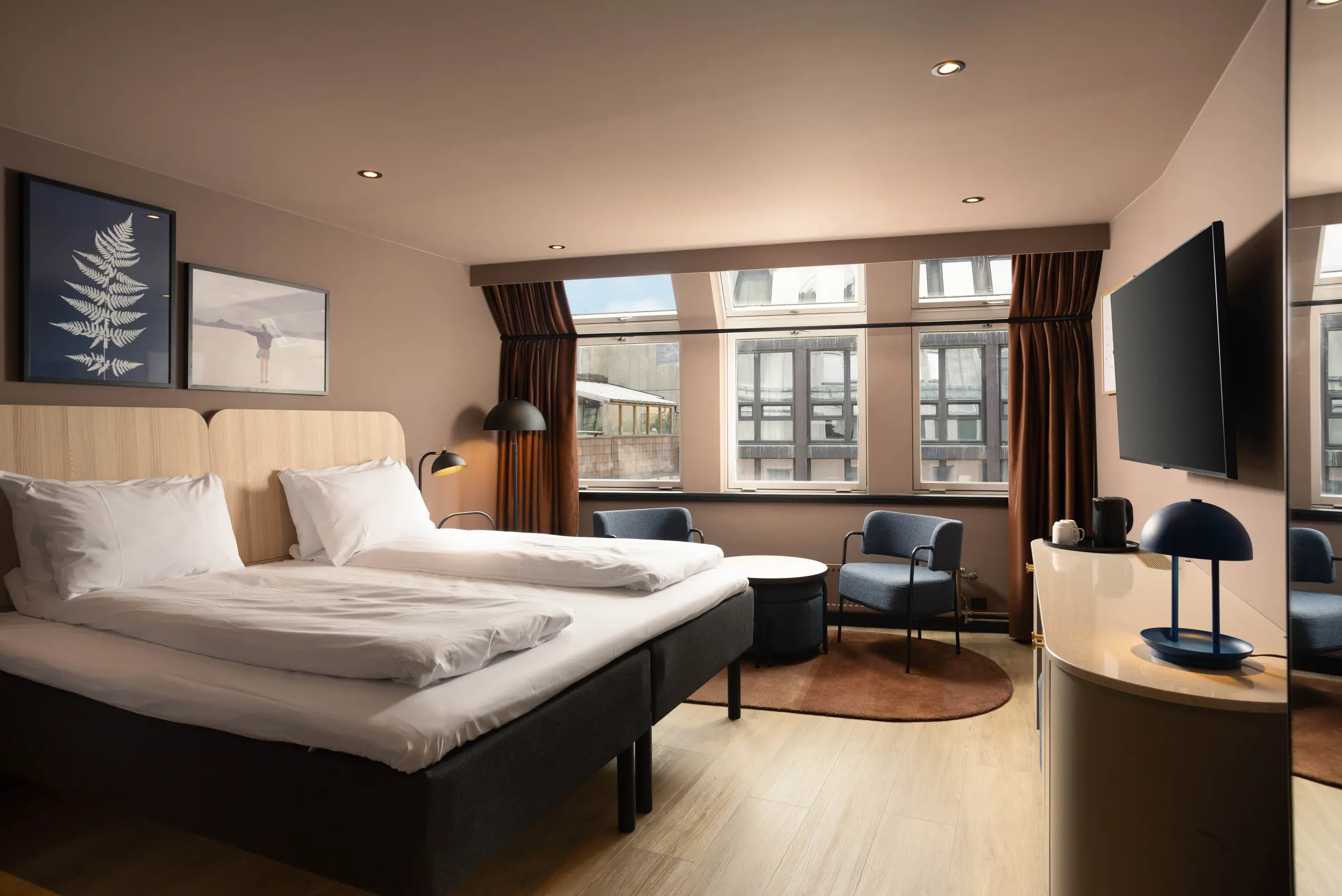 Superior room with king size bed