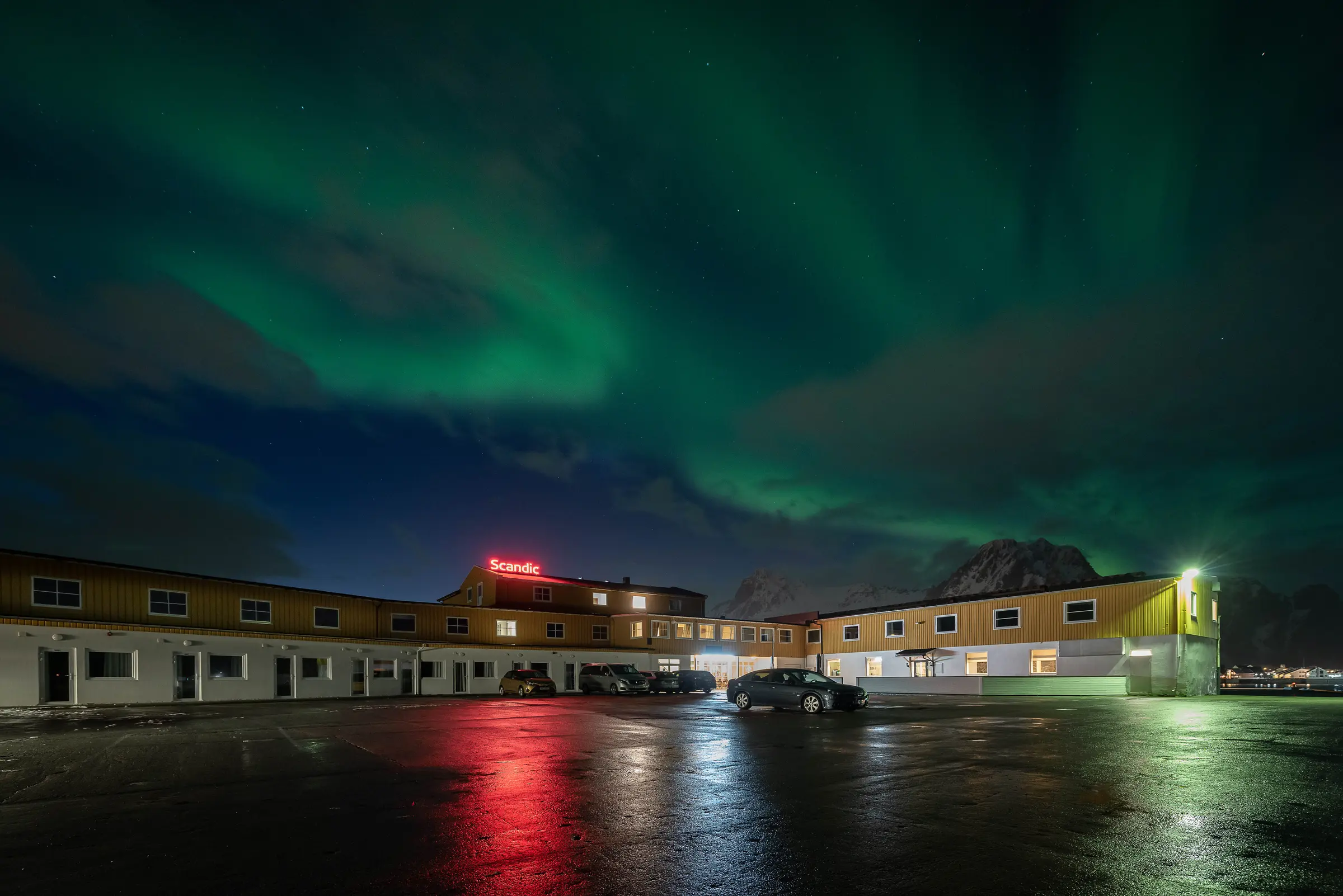 Norrsken över hotell Scandic Vestfjord Lofoten