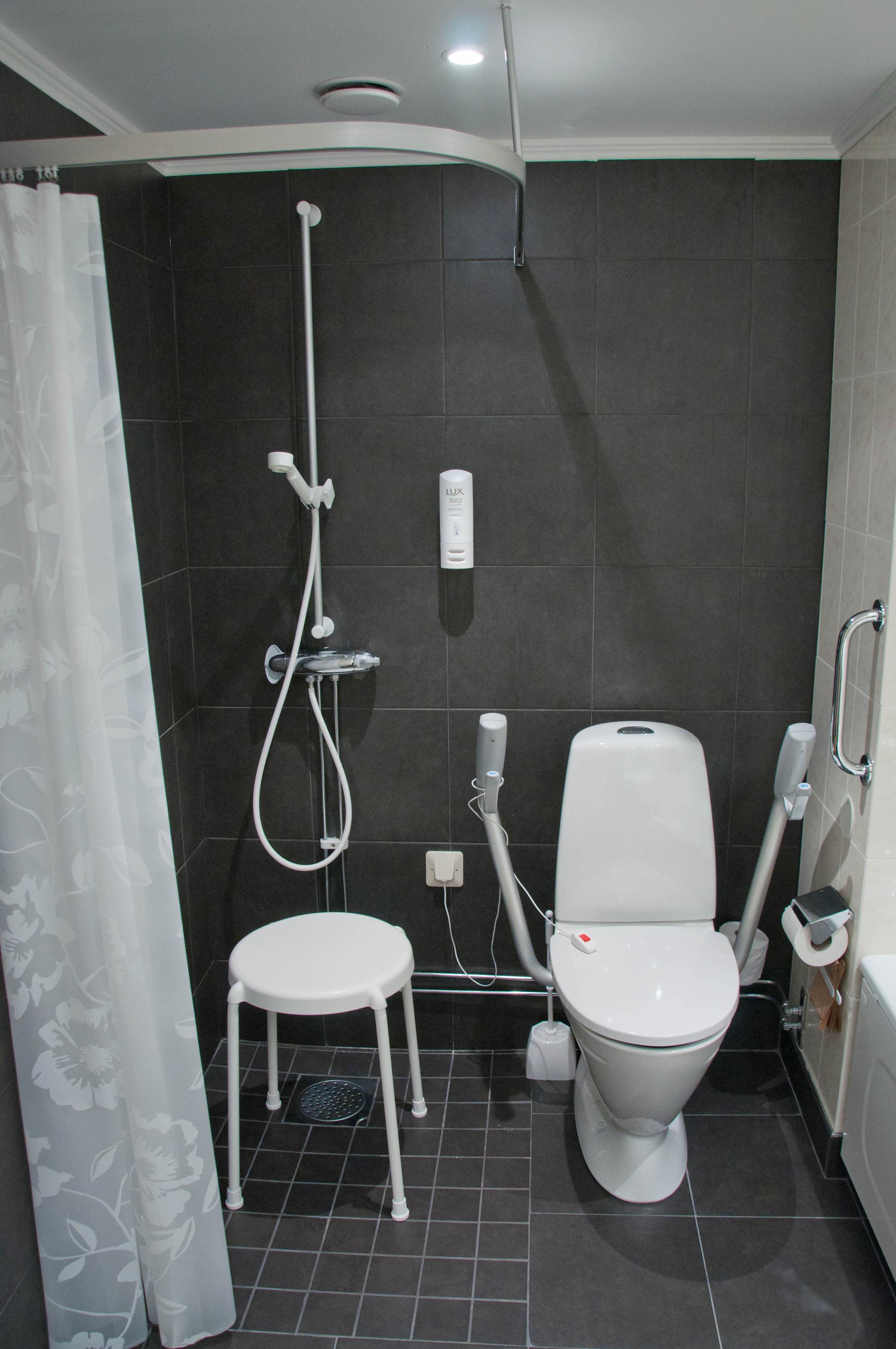Scandic Star Sollentuna, bathroom, accessibility room