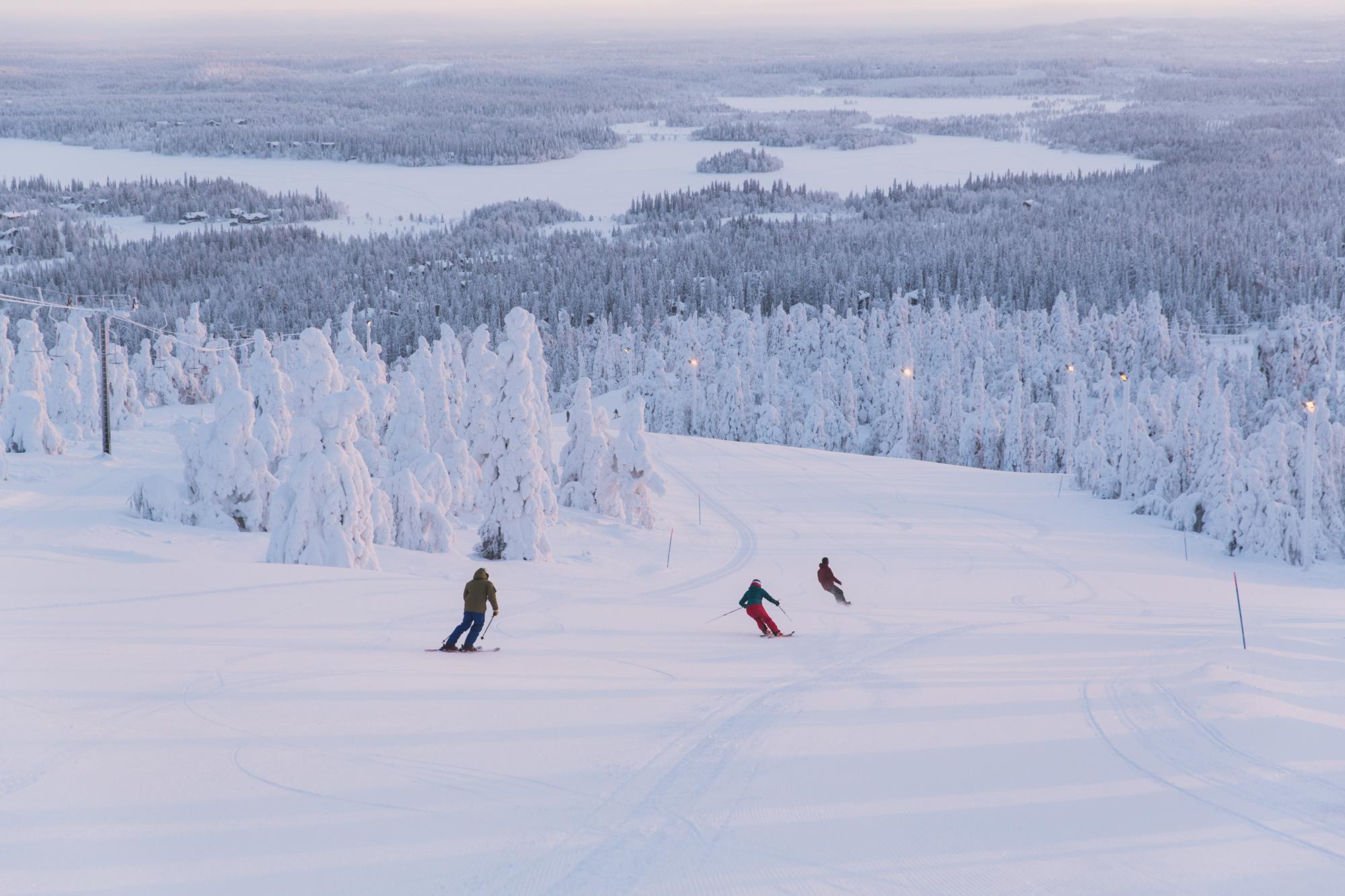 Laskettelua Rukan laskettelukeskuksessa