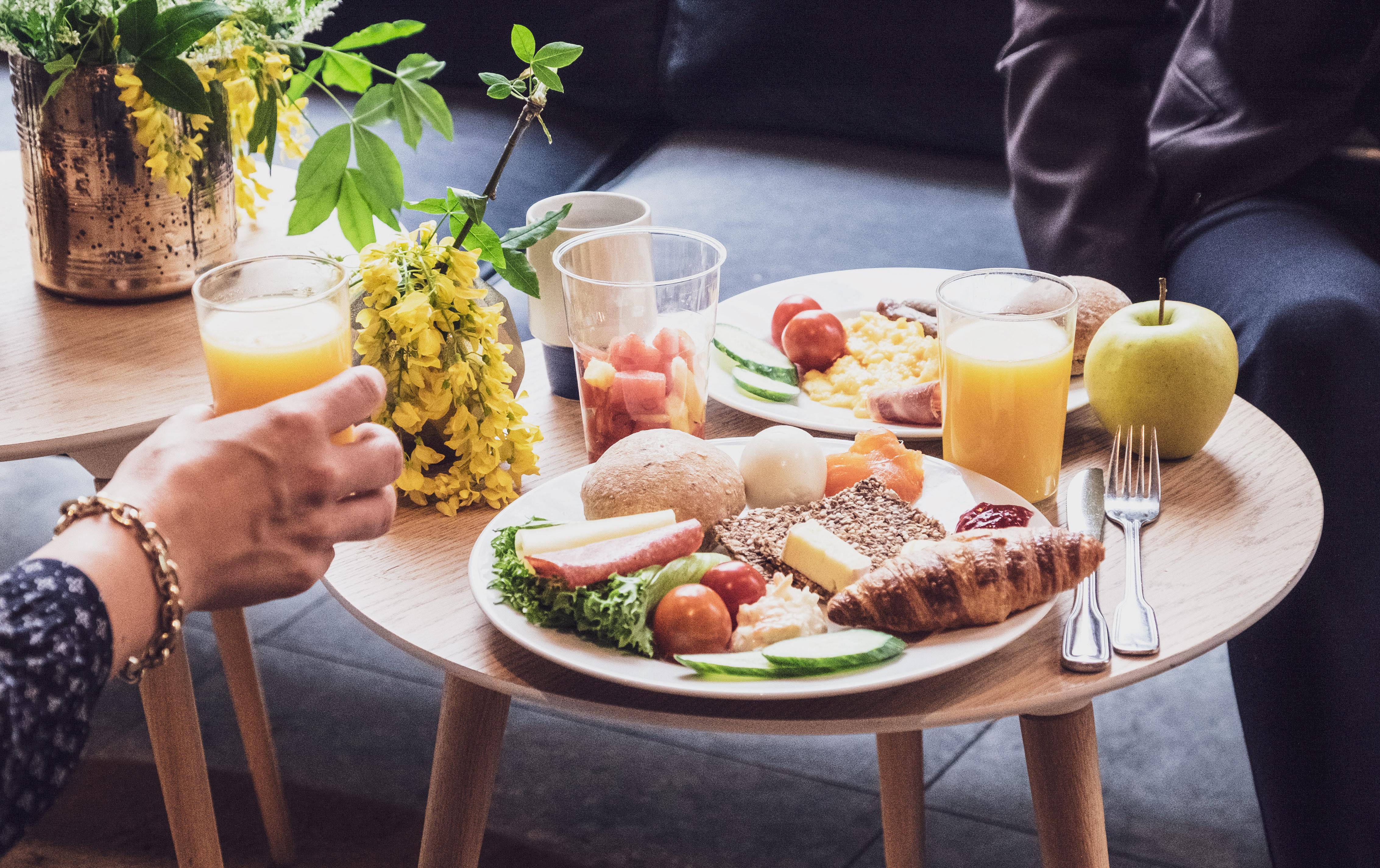 Scandic_Two people eating breakfast COVID_DSCF7936.jpg