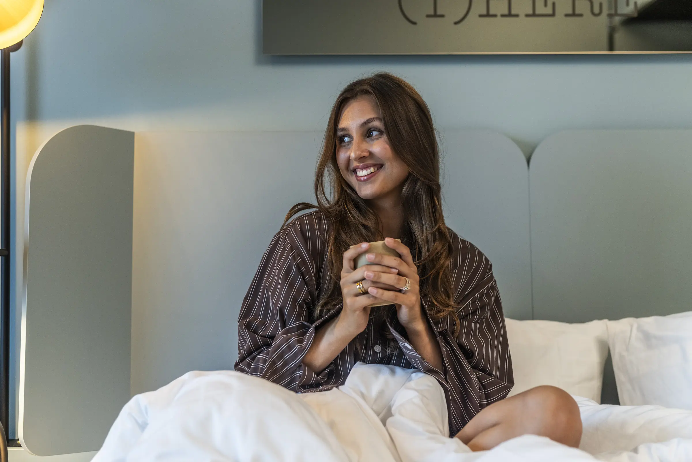 Pärchen im Bett mit Kaffeetassen im Scandic CPH Strandpark