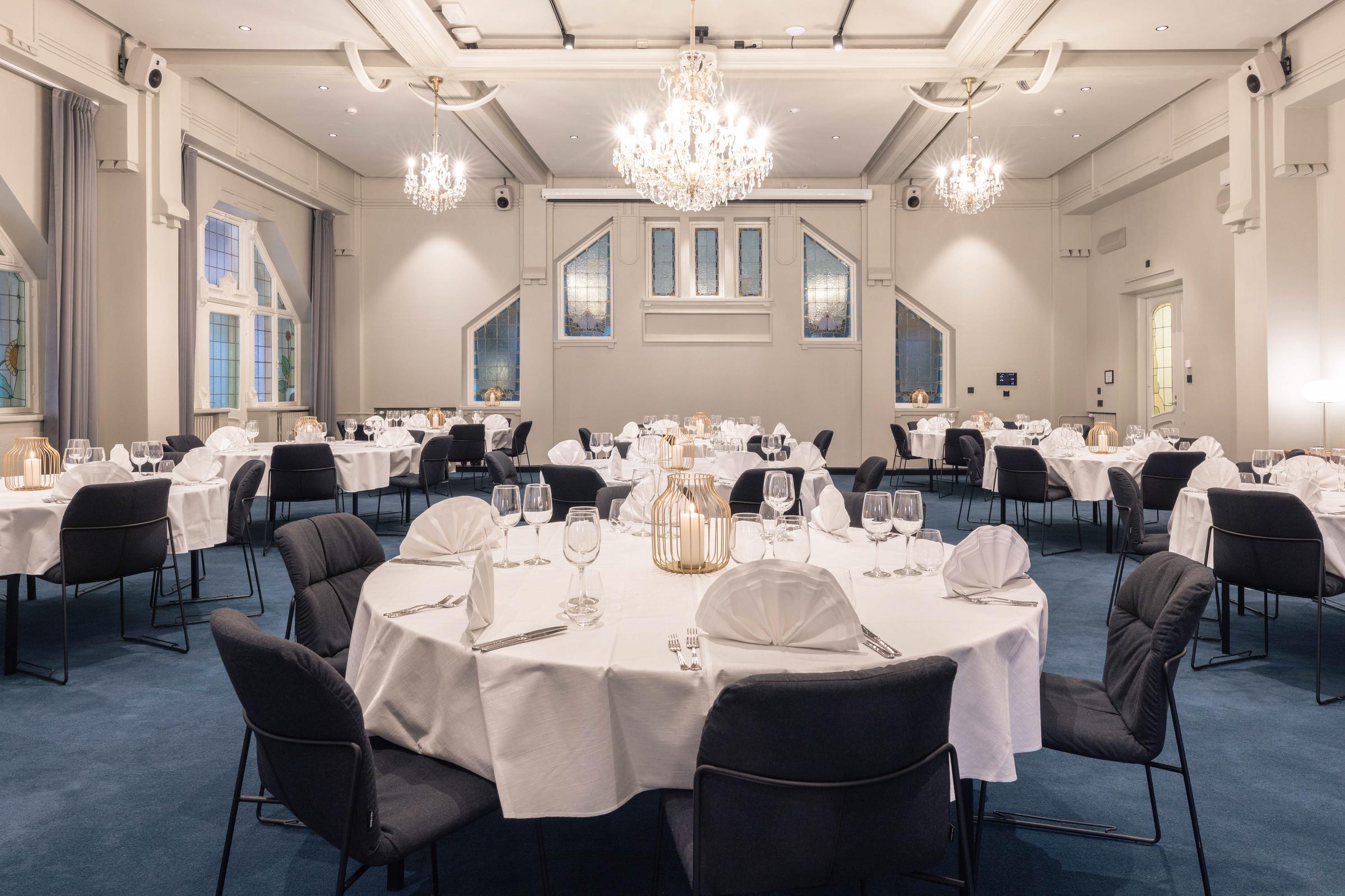 juhlasali grand börs 1 juhlakattaus pyöreät pöydät scandic hamburger börs hotelli turku suomi