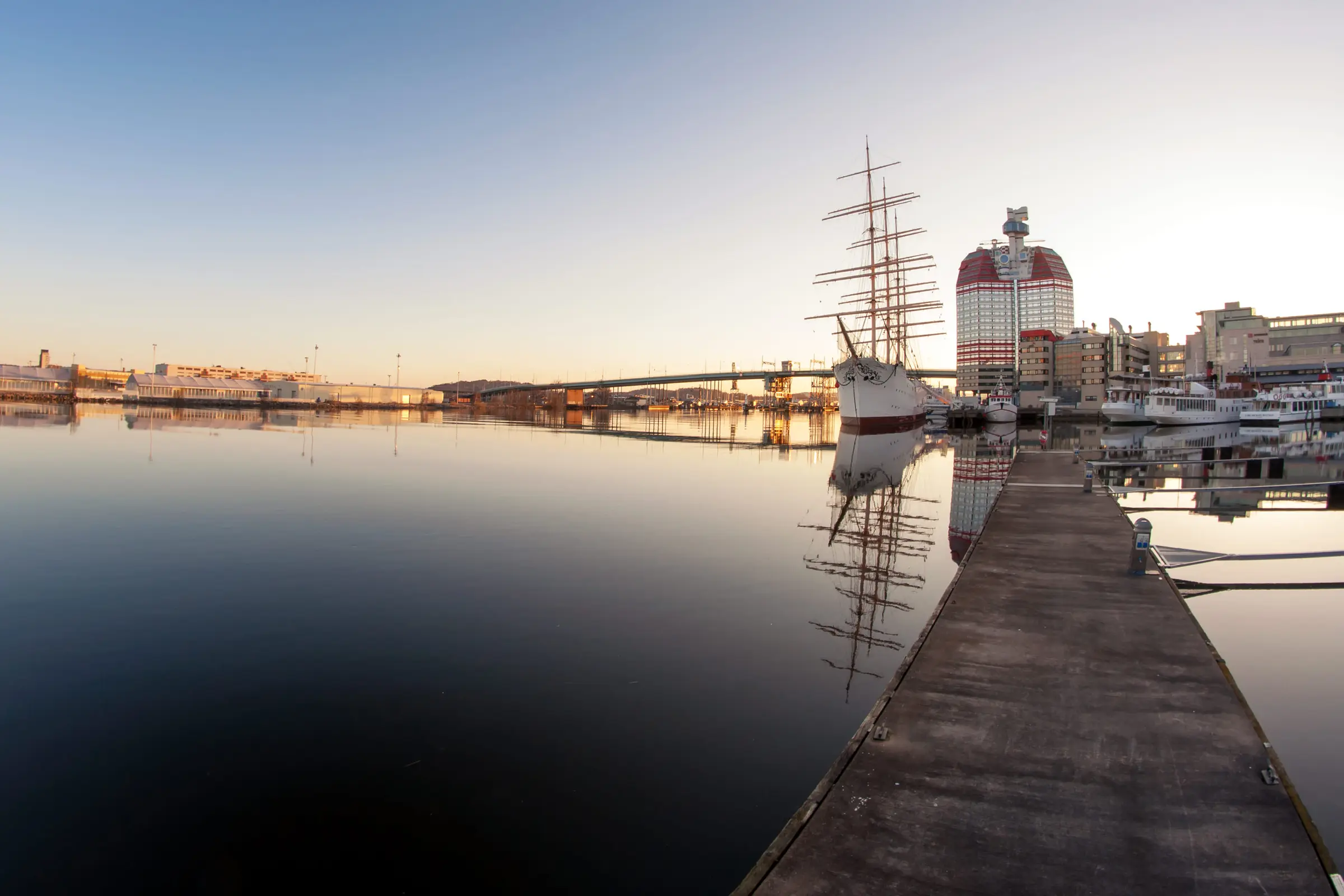 Soluppgång i Göteborg med utsikt mot Barken Viking
