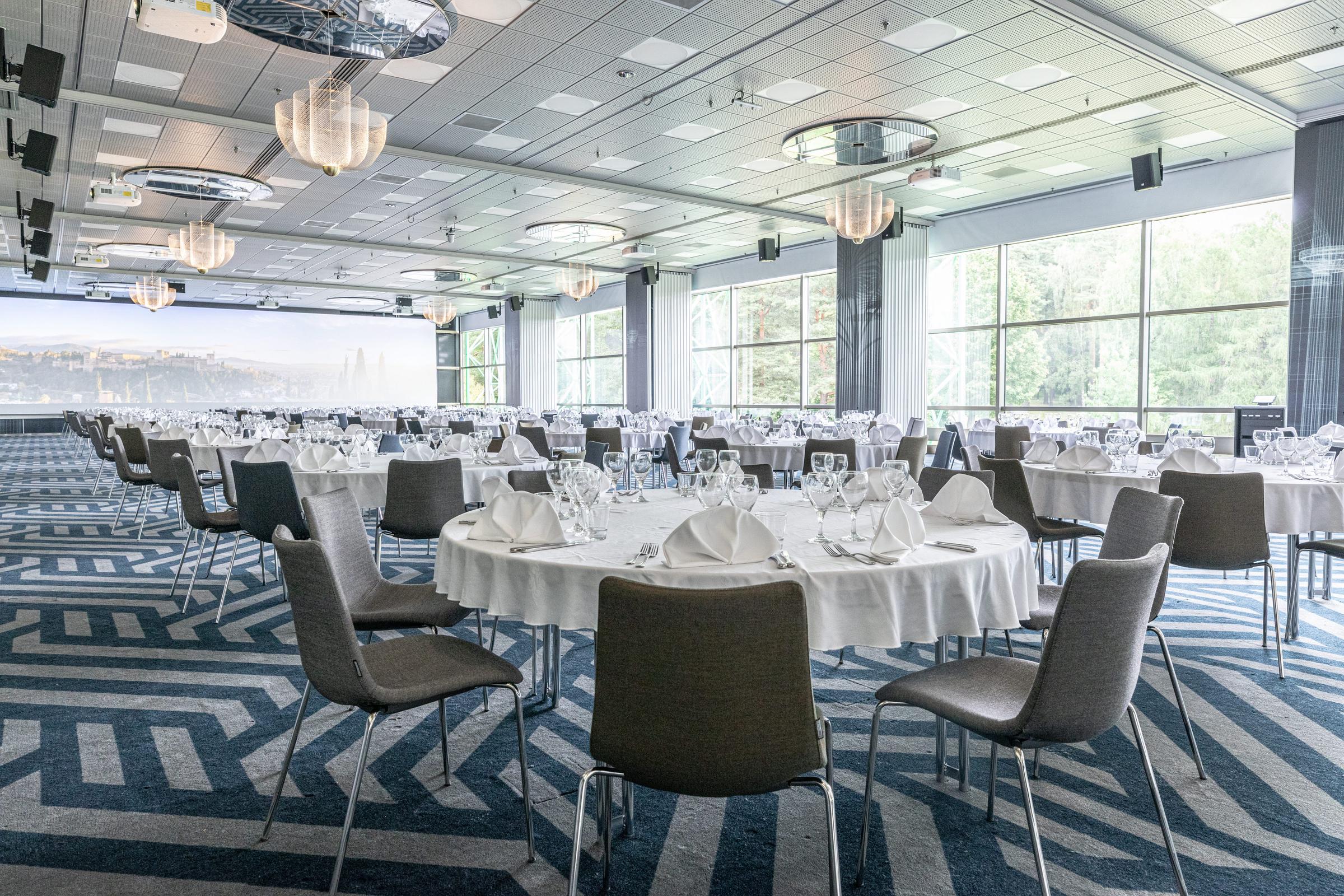 Kokoustila Henrika 2-6 juhlakattauksella Scandic Rosendahl -hotellissa Tampereella