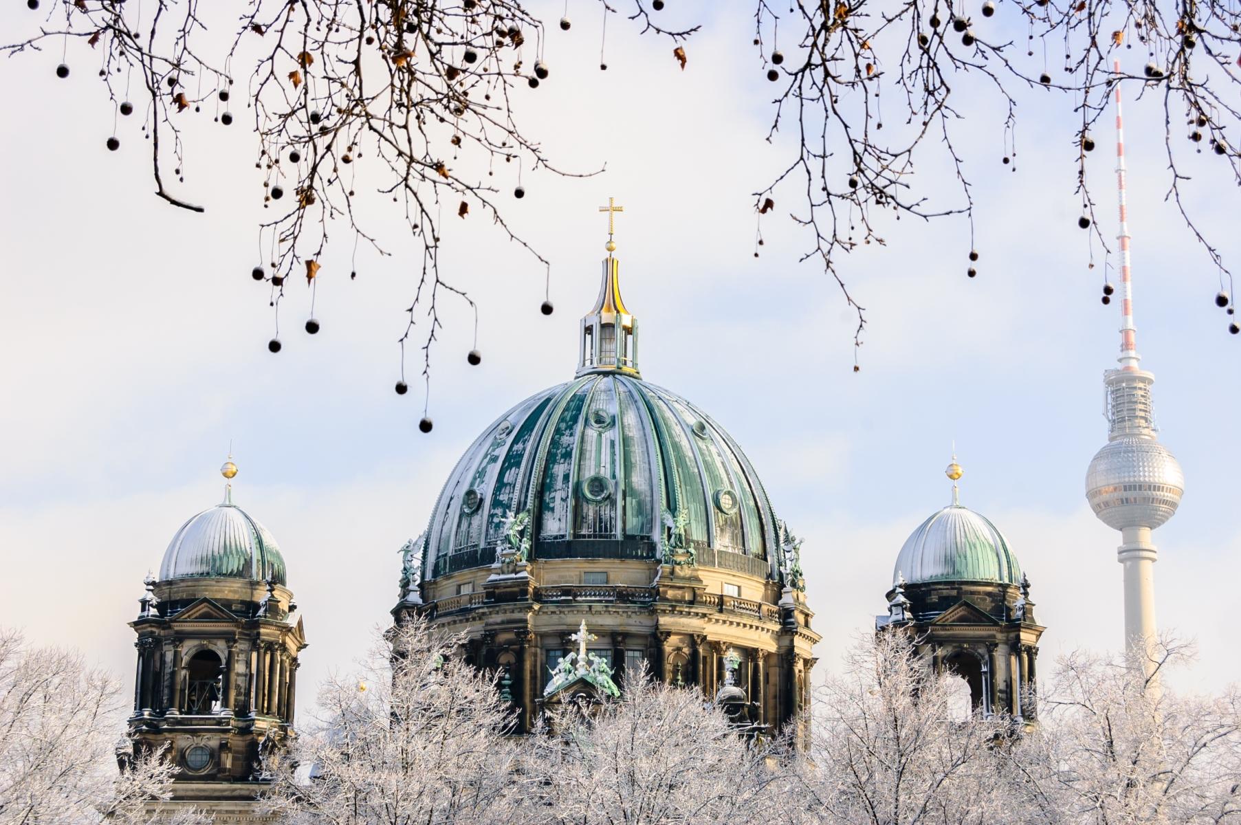 Berliner Dom und Fernsehturm im Winter