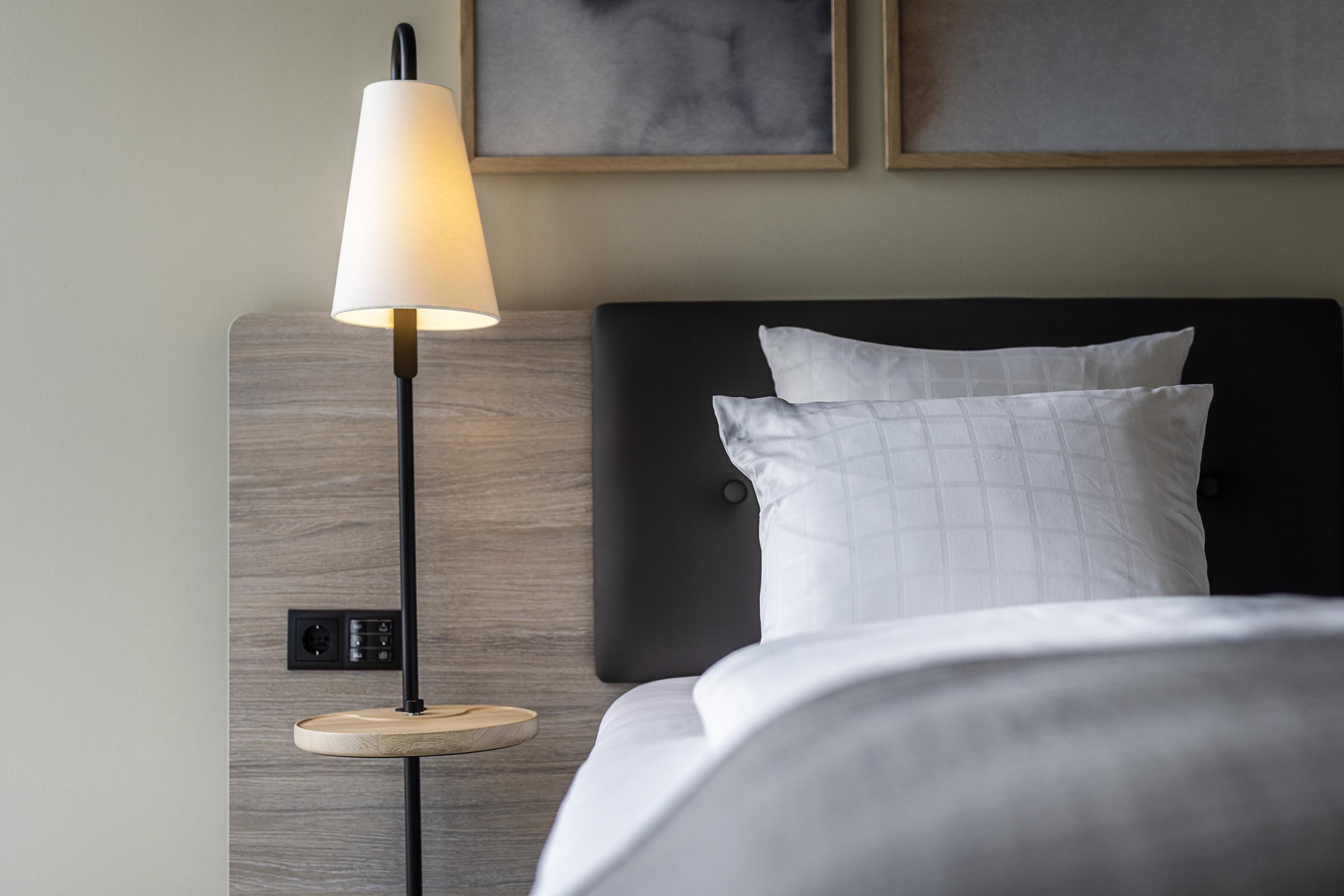 senge- og indretningsdetaljer i mastersuite