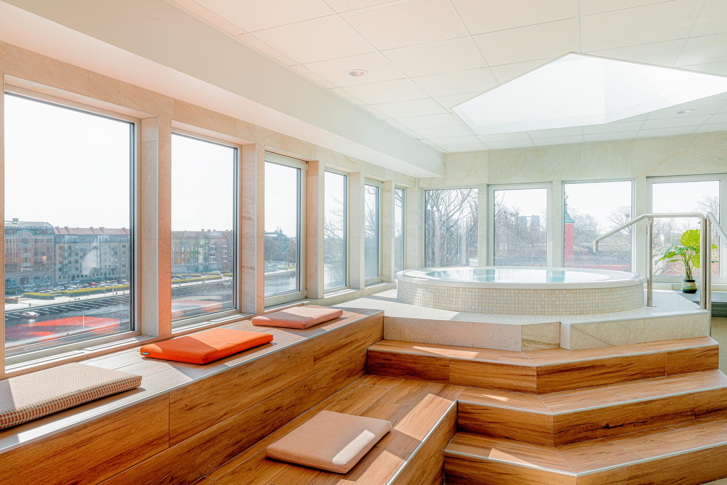 pool at Scandic Hallandia